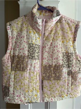 Pretty floral vest.